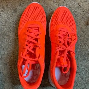 Nike Air Max Tavas SE Special Edition running shoe